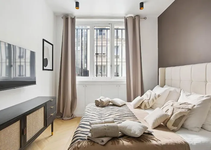 Champs Elysees Luxury 3 Bed Paryż