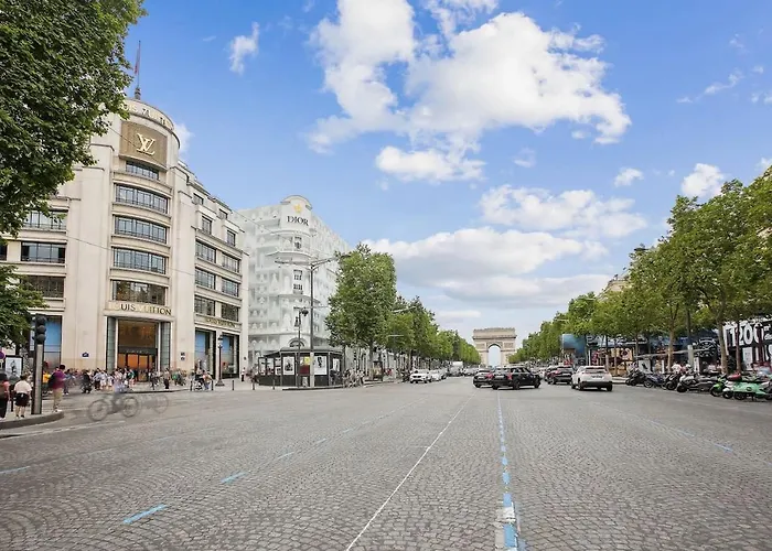 Champs Elysees Luxury 3 Bed Paryż