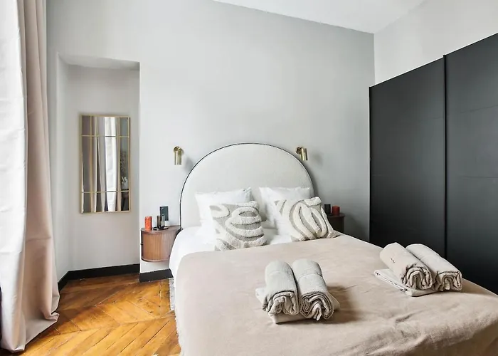 Champs Elysees Luxury 3 Bed Apartament *
