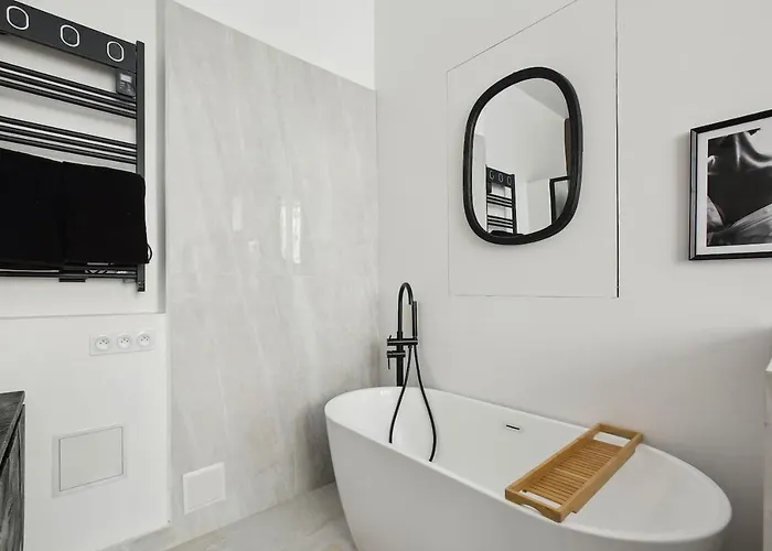 Champs Elysees Luxury 3 Bed Apartament