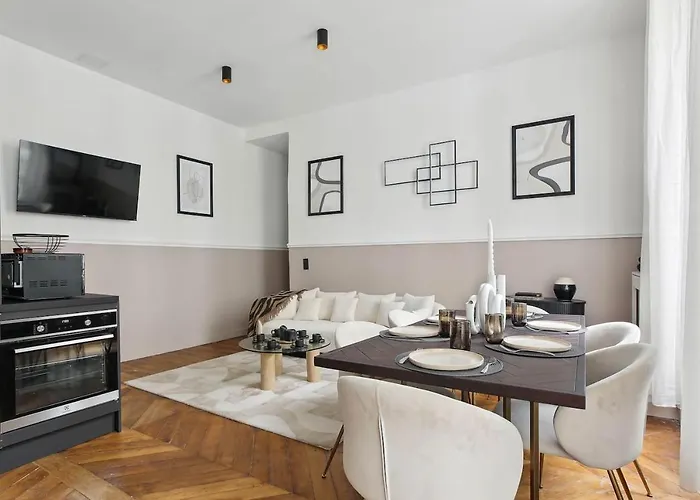 Champs Elysees Luxury 3 Bed Paryż
