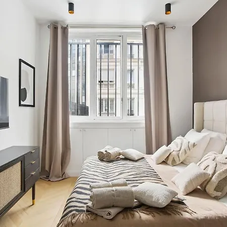 Champs Elysees Luxury 3 Bed Париж