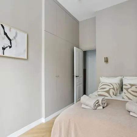 Champs Elysees Luxury 3 Bed Париж