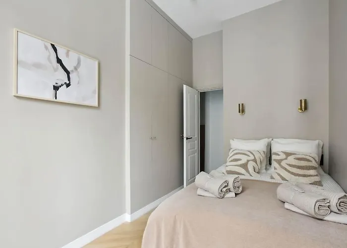 Champs Elysees Luxury 3 Bed Париж