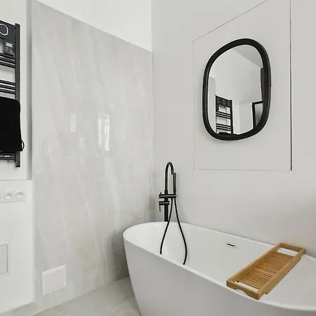 Champs Elysees Luxury 3 Bed Appartement