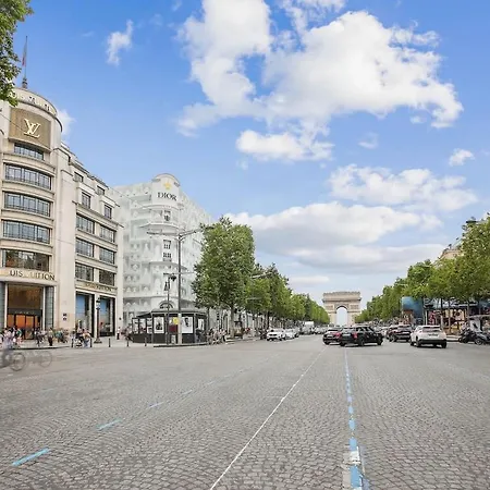 Champs Elysees Luxury 3 Bed パリ